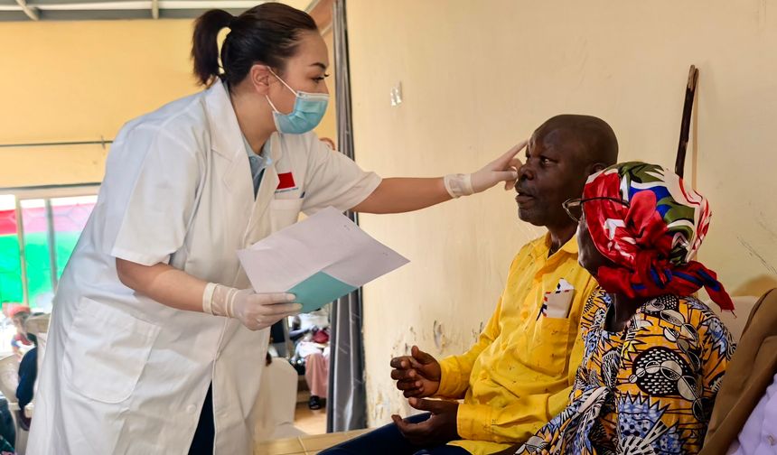 Çinli doktorlar, Burundi'de yaklaşık 300 katarakt hastasını ücretsiz ameliyat edecek