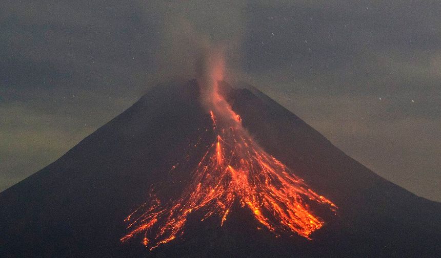 Endonezya'da Merapi Yanardağı kül püskürttü