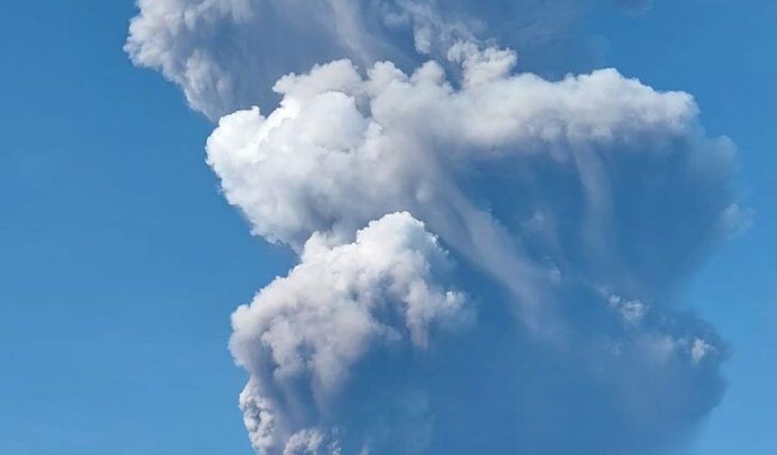 Endonezya'nın Dukono Yanardağı faaliyete geçti