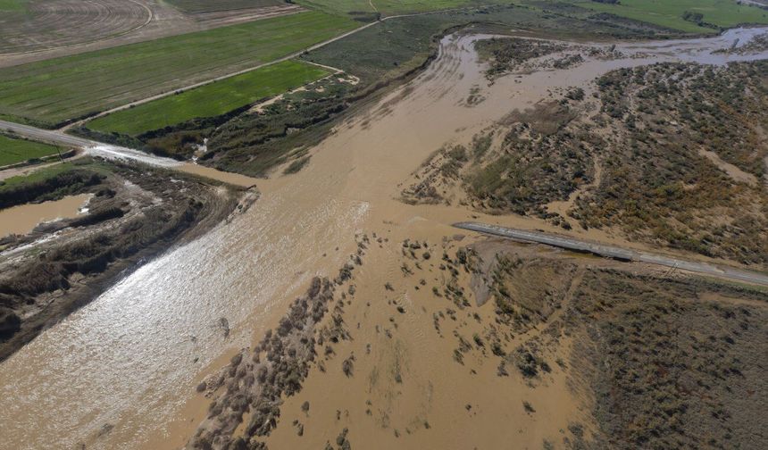 Güney Afrika'yı sel ve fırtına vurdu: En az 10 ölü