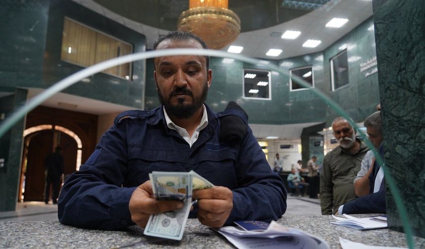 Libya'da ticari bankalar döviz ödemelerini 13 yıl sonra nakit vermeye başladı