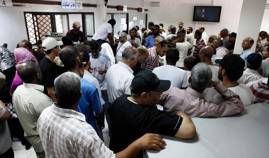 Libya'da ticari bankalar döviz ödemelerini 13 yıl sonra nakit vermeye başladı