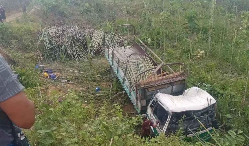 Myanmar'da kamyonet devrildi: 16 ölü, 21 yaralı