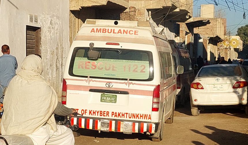 Pakistan'da polis aracına bombalı saldırı: 7 ölü