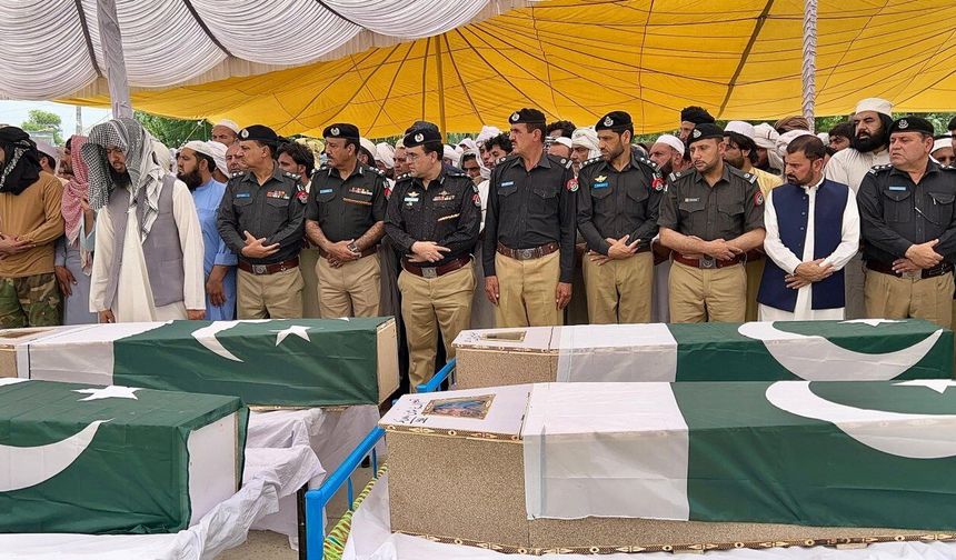 Pakistan'daki intihar saldırısında hayatını kaybedenler için cenaze töreni düzenlendi