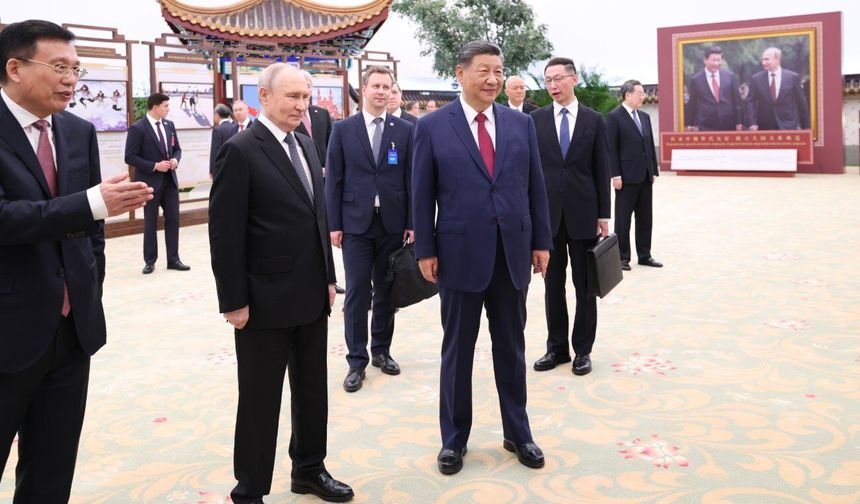 Xi ve Putin, Çin-Rusya dostluğunu anmak üzere düzenlenen fotoğraf sergisini gezdi