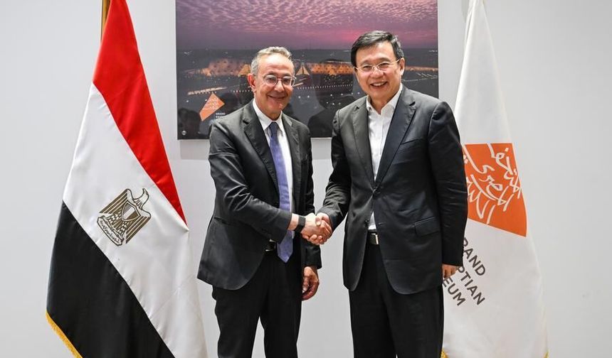 Xinhua Haber Ajansı Başkanı, Büyük Mısır Müzesi CEO'su ile görüştü