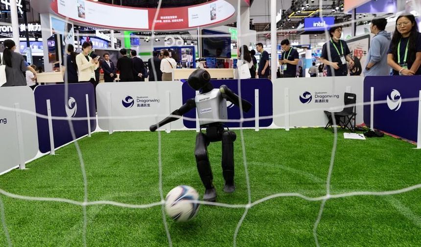 4. Çin Uluslararası Tedarik Zinciri Fuarı'nda sergilenen robotlar ilgi topladı