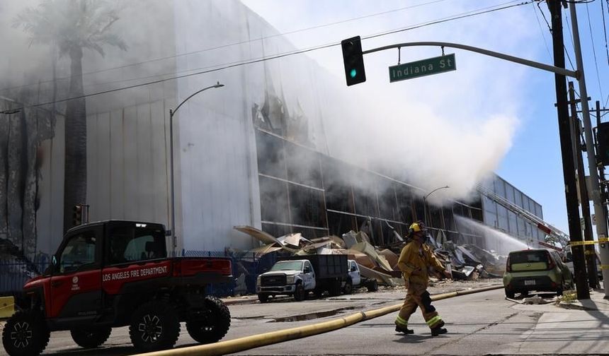 ABD'nin Los Angeles kentindeki depo yangınına müdahale çalışmaları sürüyor