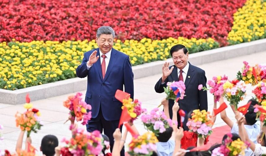 Çin Cumhurbaşkanı Xi, Laos Devlet Başkanı ile bir araya geldi