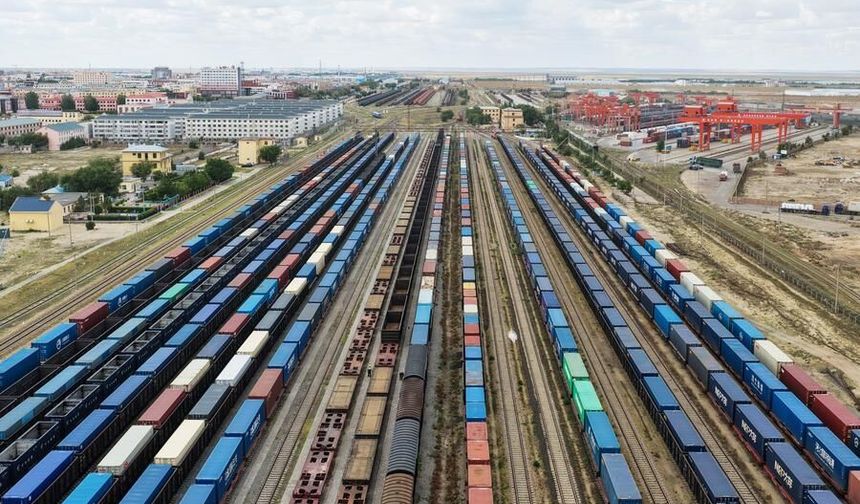 Çin'in Erenhot kara limanından geçen Çin-Avrupa yük treni sayısı 25.000'i aştı