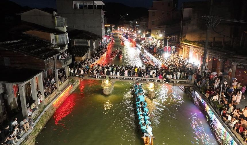 Çin'in Fuzhou kentinde geleneksel ejderha teknesi gece yarışı düzenlendi