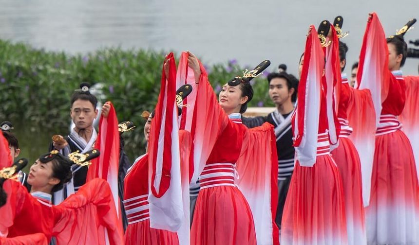 Çin'in Yichang kentinde Ejderha Teknesi Festivali kutlamaları başladı