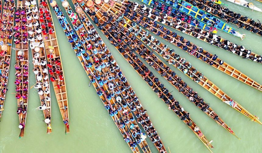 Çin'in Zhenyuan ilçesinde ejderha teknesi yarışı renkli görüntülere sahne oldu