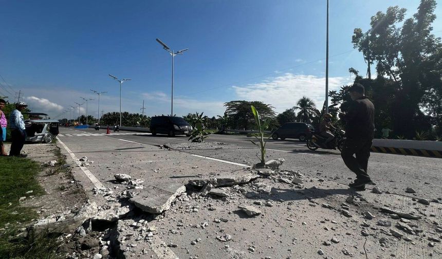 Filipinler'de 7,8 büyüklüğünde deprem: Kıyılarda 1,4 metrelik dalgalar oluştu