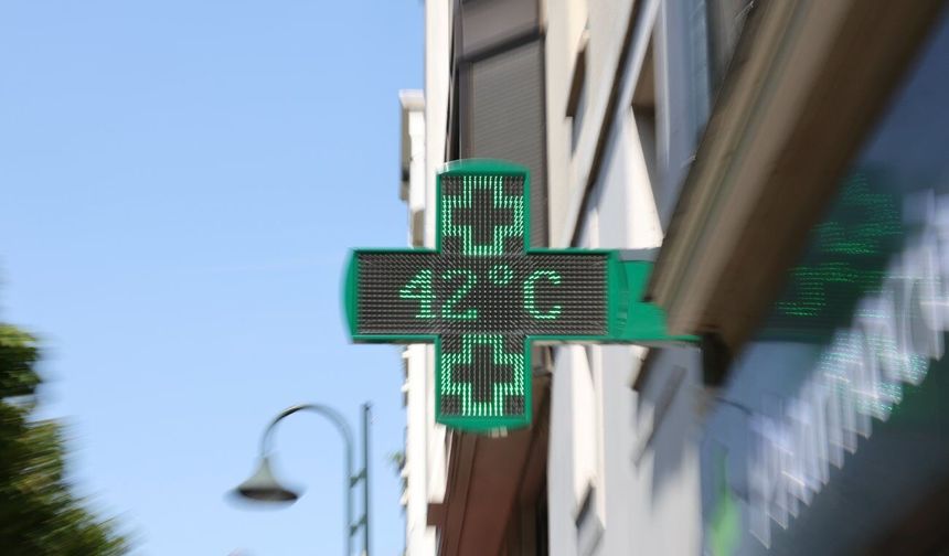 Fransa'nın başkenti Paris'te termometreler 42 dereceyi gösterdi