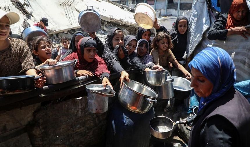 Gazze'deki Cibaliye Mülteci Kampı'nda Filistinlilere gıda yardımı