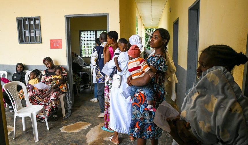 Kamerun'daki Çinli sağlık ekibi ücretsiz sağlık hizmeti verdi