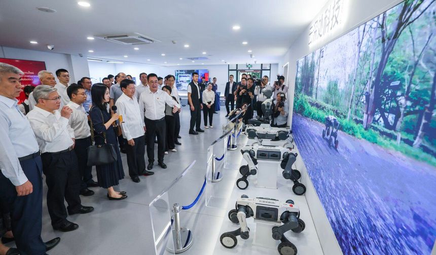 Laos Devlet Başkanı resmi ziyaret için Çin'de