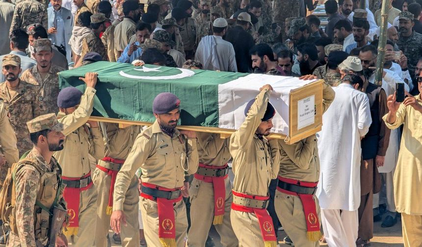 Pakistan kontrolündeki Keşmir'de askeri helikopter kazasında hayatını kaybedenler için cenaze töreni düzenlendi