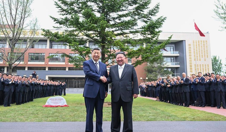 Xi ve Kim, Kore İşçi Partisi Merkezi Kadro Eğitim Okulu'nu ziyaret etti