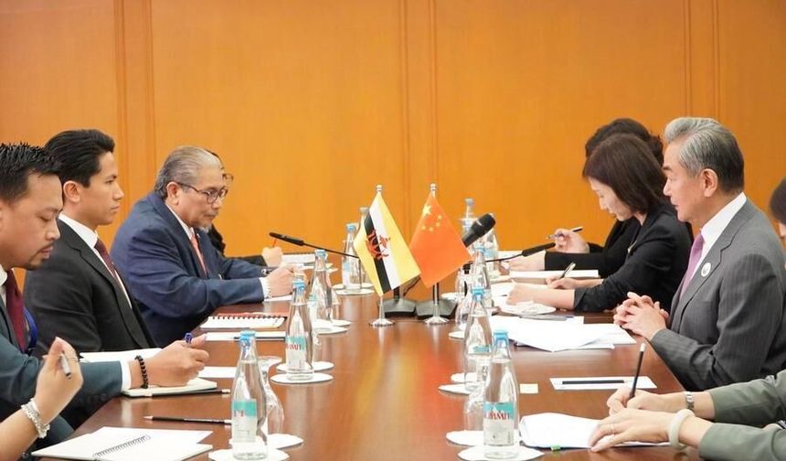 Çin Dışişleri Bakanı: Çin-Brunei ilişkileri büyük ve küçük ülkeler arasındaki ikili ilişkilere örnek teşkil ediyor