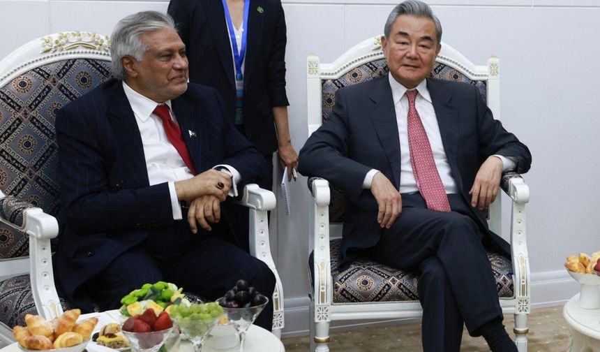Çin Dışişleri Bakanı, Pakistan Başbakan Yardımcısı ve Dışişleri Bakanı Dar ile görüştü