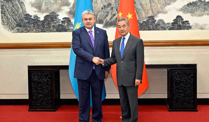 Çin Dışişleri Bakanı Wang, Kazakistanlı mevkidaşı Köşerbayev ile görüştü