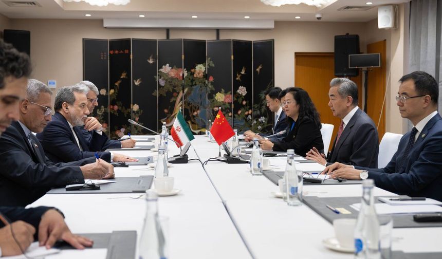 Çin Dışişleri Bakanı Wang Yi, İranlı mevkidaşı Erakçi ile bir araya geldi