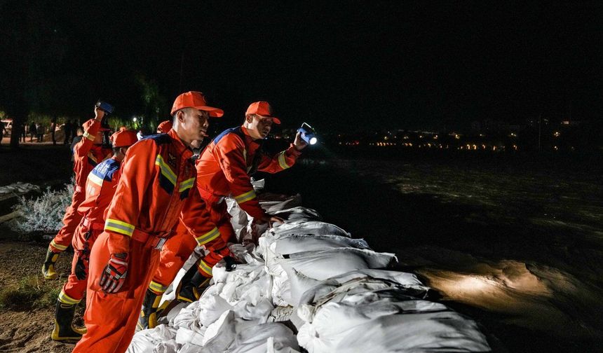 Çin'de Danghe Nehri'nin su seviyesi aşırı yağışlar nedeniyle hızla yükseldi