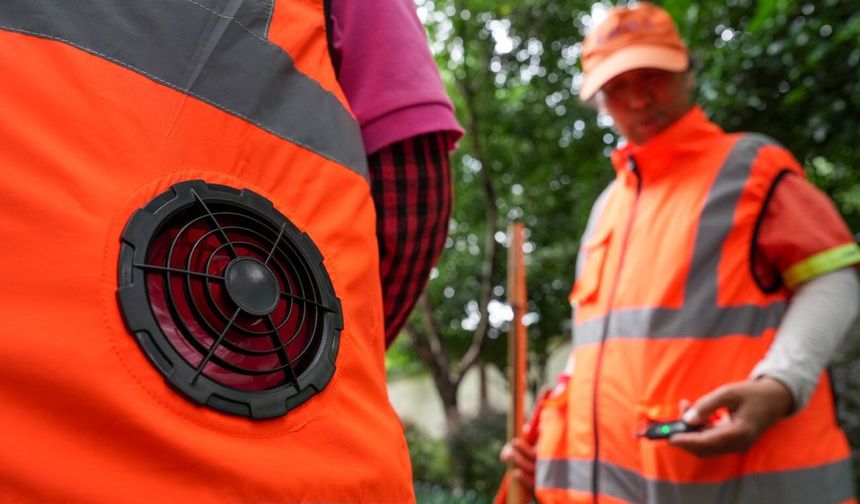 Çin'de temizlik işçileri aşırı sıcaklara karşı fanlı soğutucu yelek kullanıyor