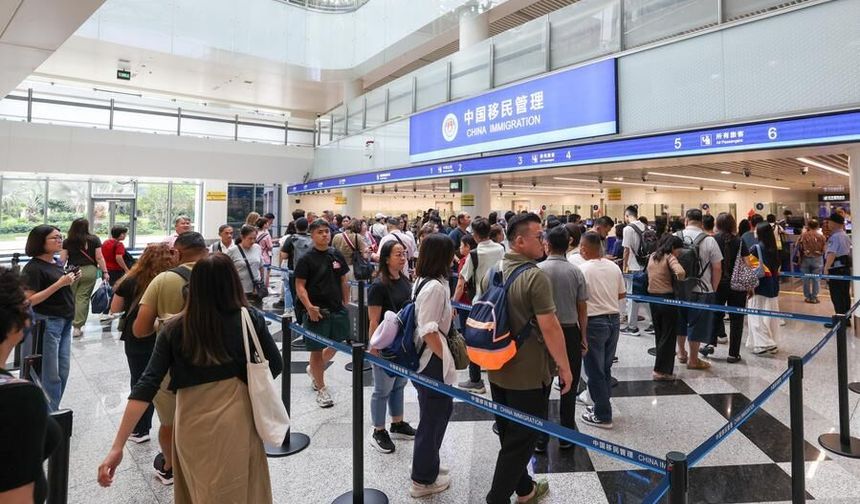 Çin'in ada eyaleti Hainan'daki iki havalimanında yaz döneminde 8,25 milyon yolcu bekleniyor