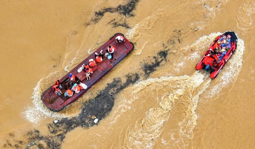 Çin'in Guangxi bölgesinde kurtarma ekipleri selden etkilenen bölge sakinleri için seferber oldu