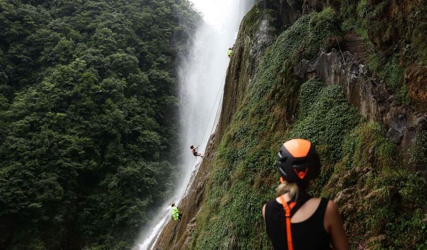 Çin'in Guizhou eyaletinde şelale inişi macera tutkunlarının yeni gözdesi oldu