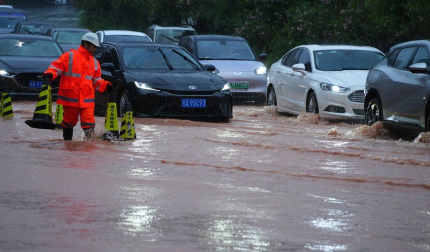 Çin'in Nanning kentinde baraj hasarı sonrası sel alarmı en üst seviyeye çıkarıldı