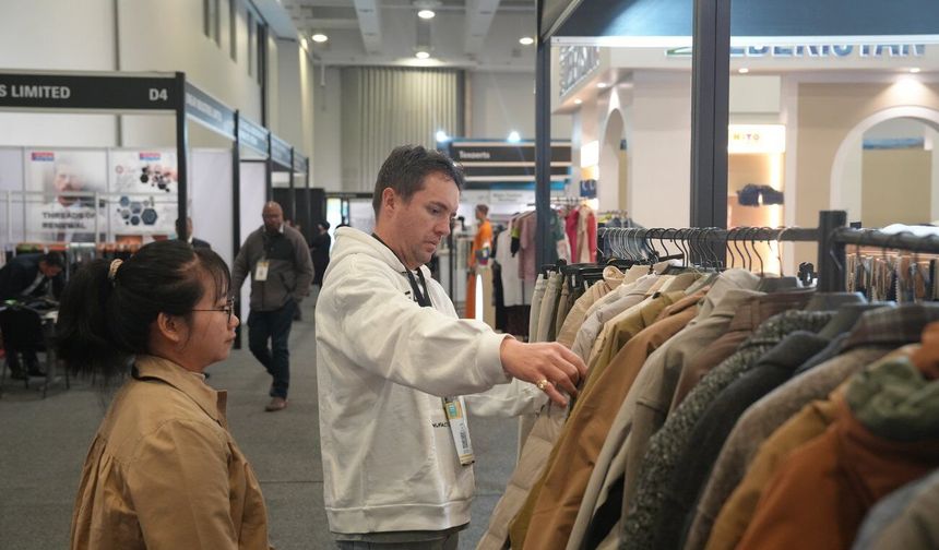 Çinli ve Güney Afrikalı temsilciler Çin Premium Tekstil ve Moda Tedarik Fuarı'nda bir araya geldi