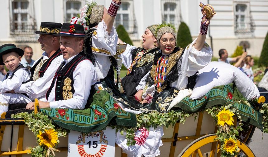Hırvatistan'da düzenlenen 60. Dakovo Nakış Festivali renkli görüntülere sahne oldu