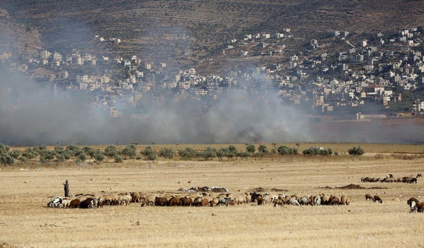 İsrailli yerleşimciler Batı Şeria'da Filistinlilerin tarım arazilerini ateşe verdi