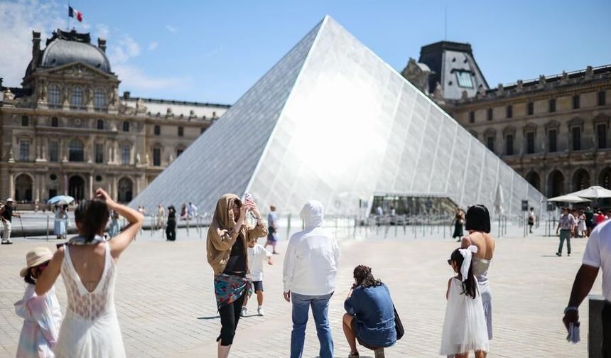 Louvre Müzesi'nin soyulan Apollo Galerisi'nde artık mücevher sergilenmeyecek