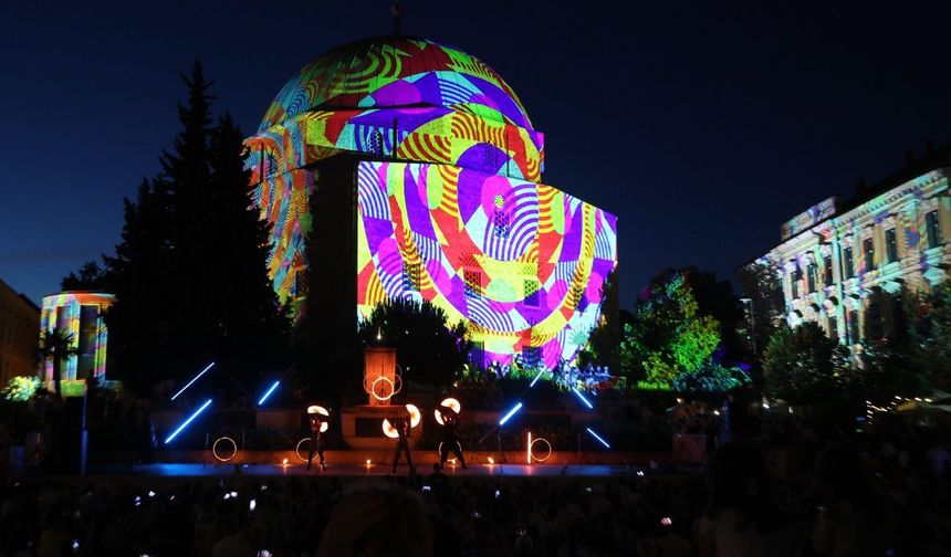 Macaristan'da düzenlenen ışık festivali renkli görüntülere sahne oldu