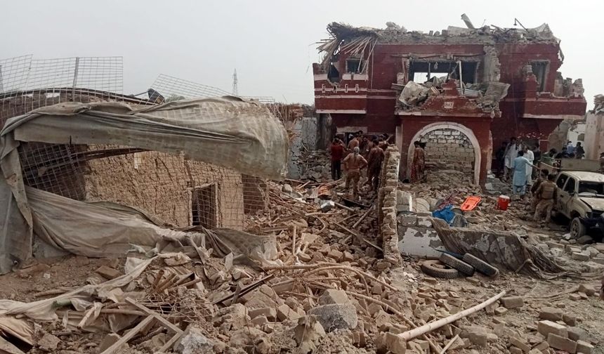 Pakistan'da güvenlik noktasına düzenlenen intihar saldırısında 14 kişi hayatını kaybetti