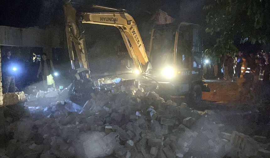 Pakistan'da şiddetli yağışlar nedeniyle ev çöktü: En az 9 ölü, 14 yaralı
