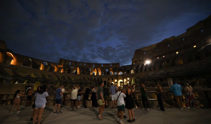 Roma'da düzenlenen Kolezyum gece turu ziyaretçilerden yoğun ilgi gördü