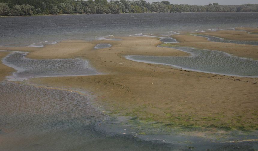 Tuna Nehri'nde su seviyelerinin düşmesiyle 90 yıllık gemi enkazı su yüzüne çıktı