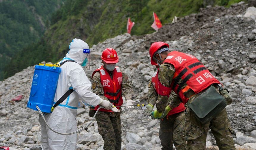 Çin'de heyelan bölgesinde dezenfeksiyon çalışmaları gerçekleştirildi
