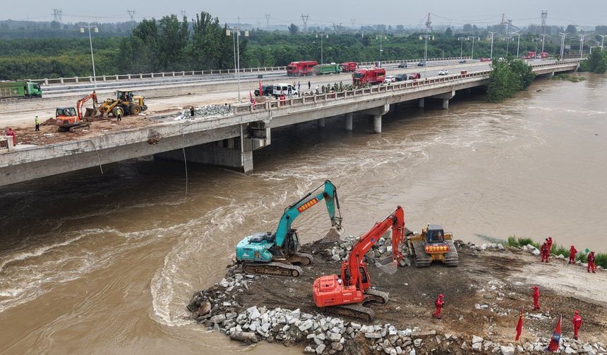 Çin'de Jialu Nehri kıyısındaki setin onarım çalışmaları sürüyor