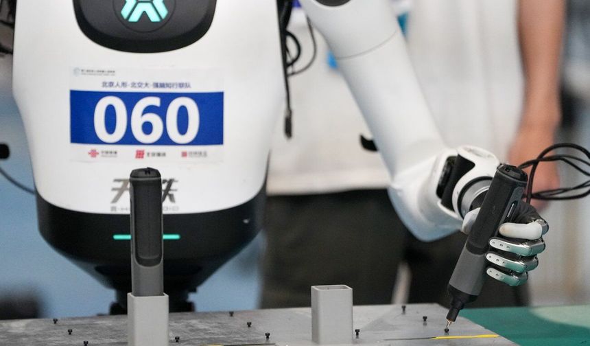 Çin'deki robot oyunlarında insansı robotlar günlük yaşam becerilerini sergiliyor