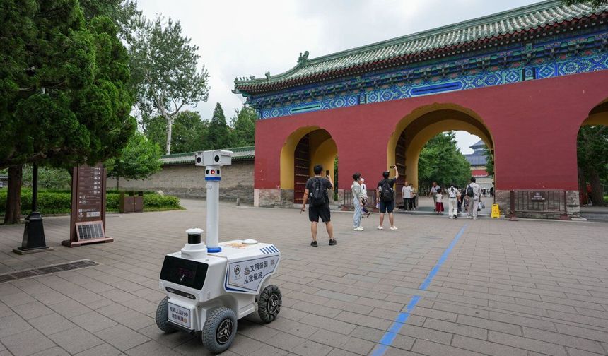 Çin'in başkenti Beijing'deki parklarda robotlar göreve başladı