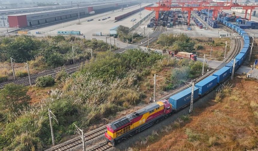 Çin'in Chengdu kentinde şiddetli yağışlar nedeniyle 31 tren seferi askıya alındı