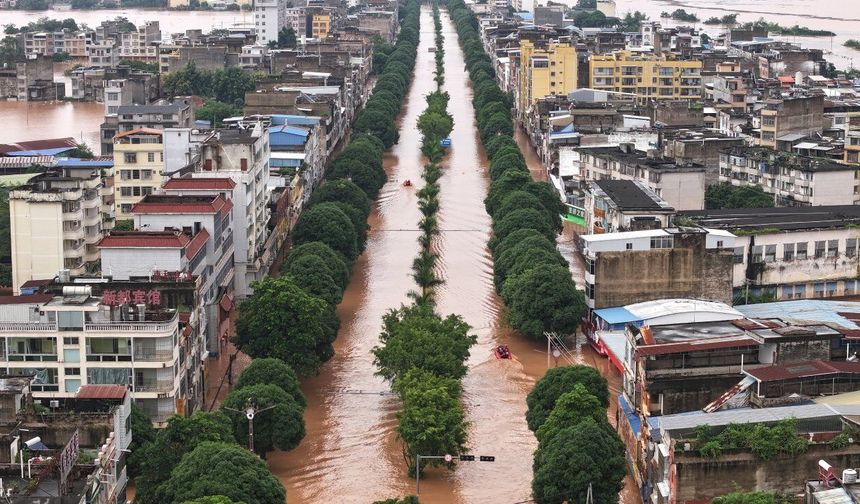 Çin'in Guangxi bölgesinde etkili olan selde mahsur kalanlar için tahliye işlemi devam ediyor